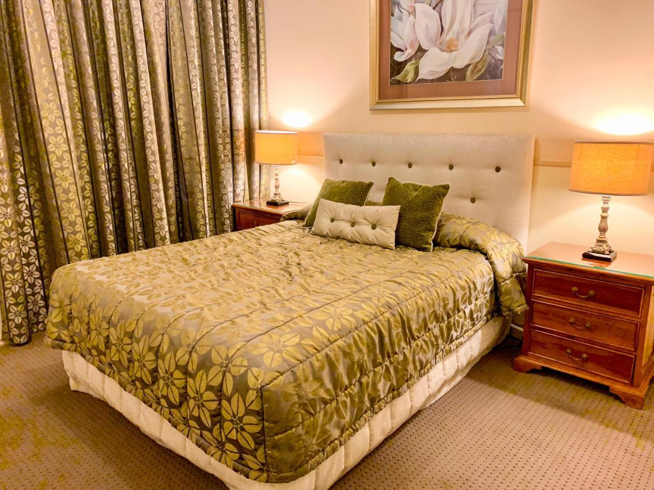 Three Beds Sub-Penthouse Apartment