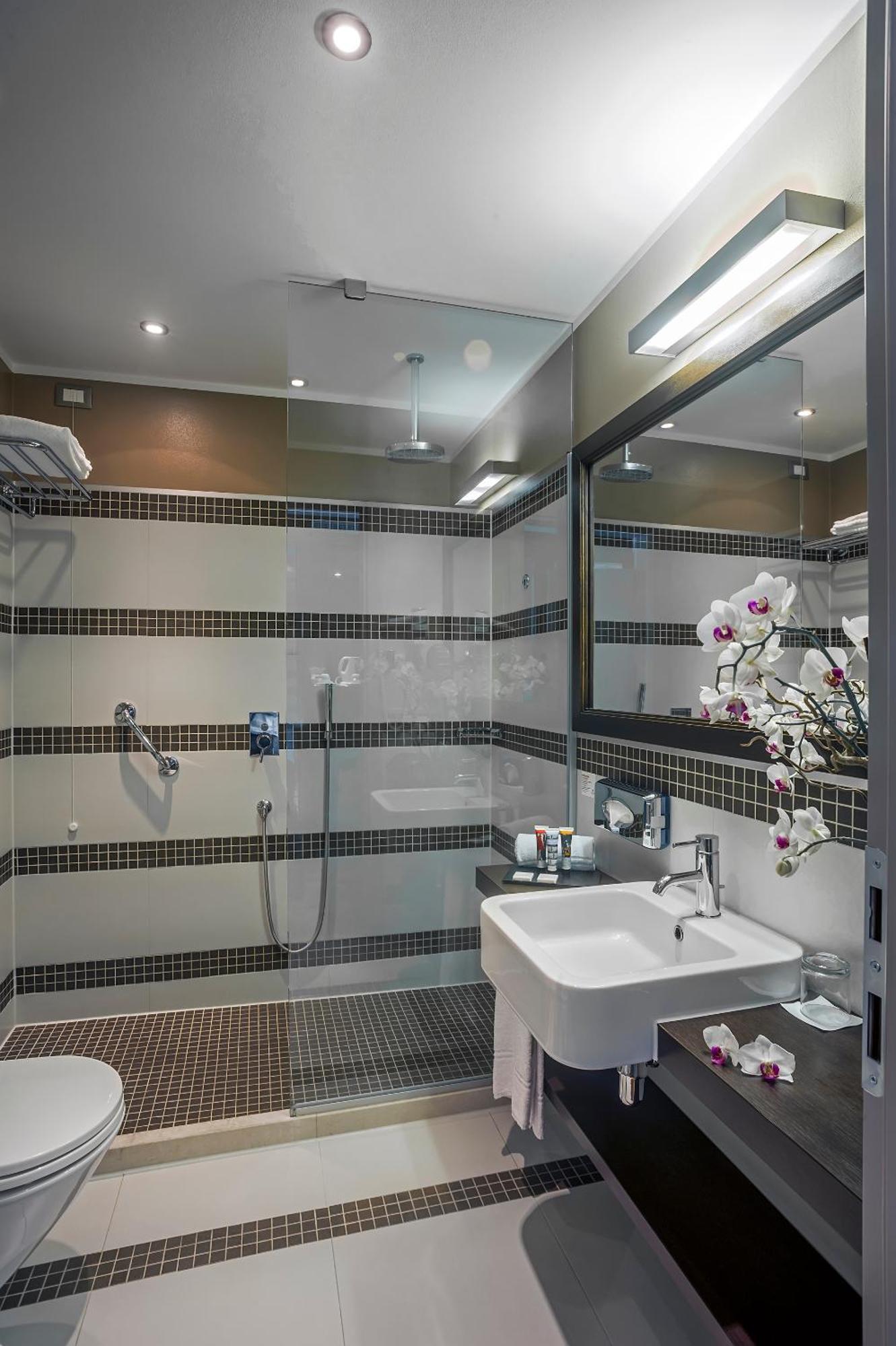 Twin Room Shower,1578380513:JPEG