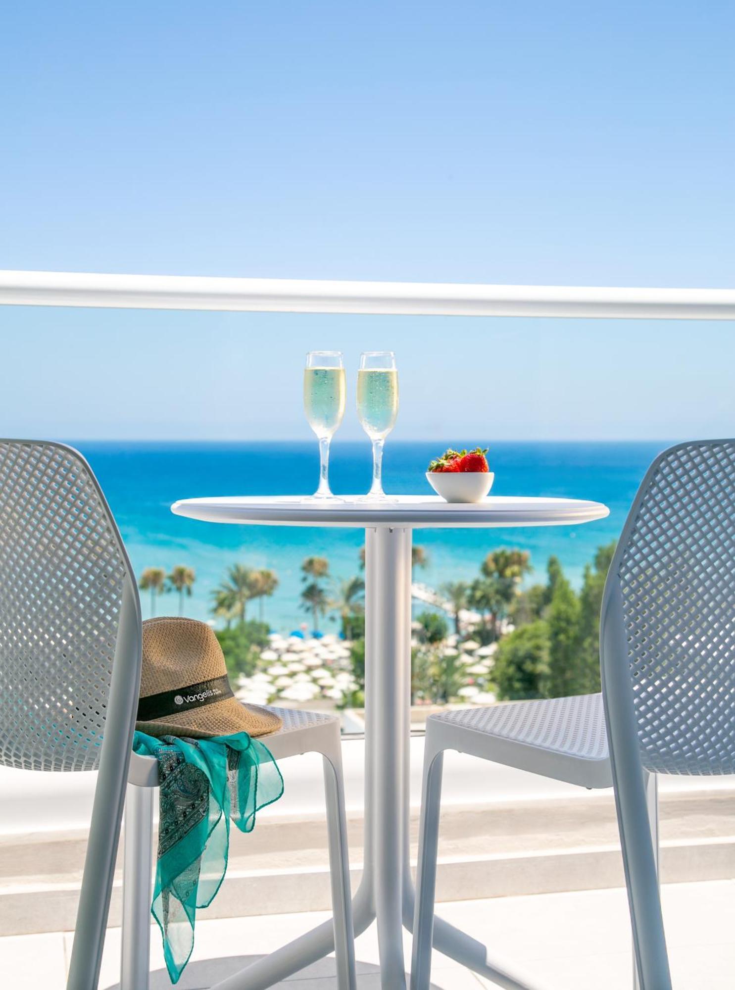 One Bedroom Suite - Limited Sea View
