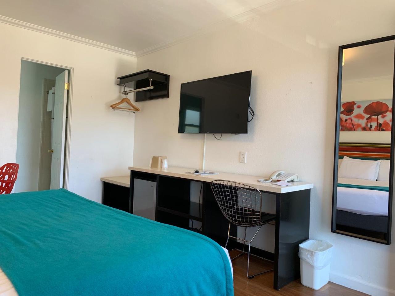 Habitación con cama extragrande.