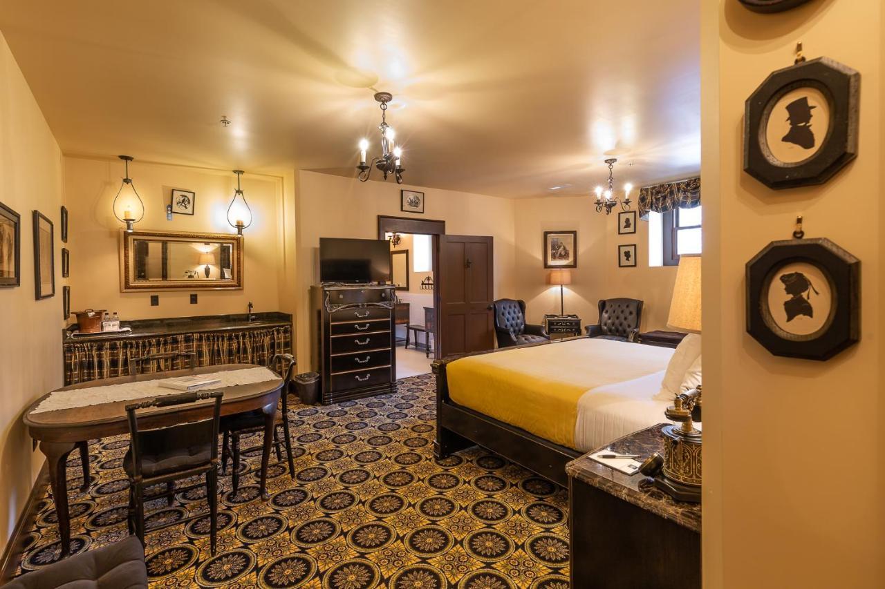 Deluxe King Suite