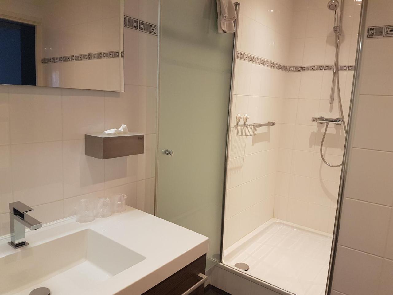 Familienzimmer mit Dusche