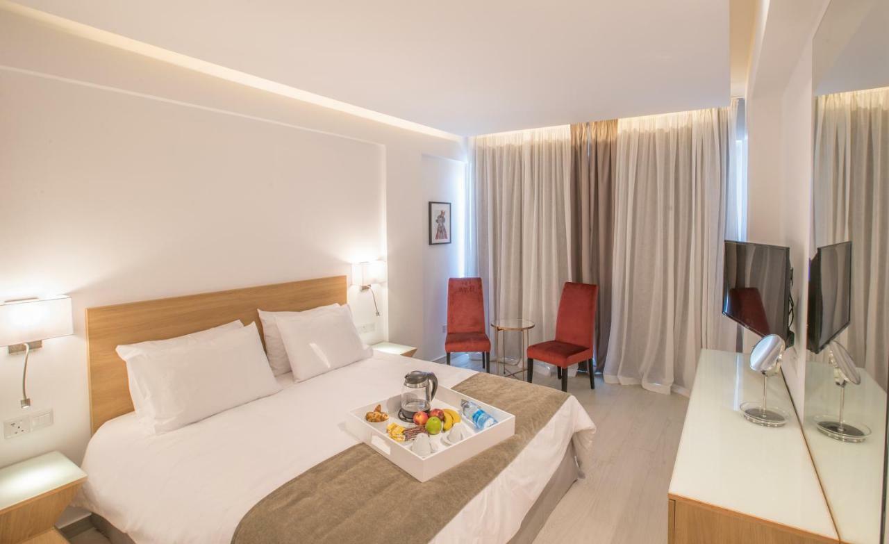 Habitación Doble Superior con vistas a la piscina (2 adultos + 1 niño) - 1 o 2 camas