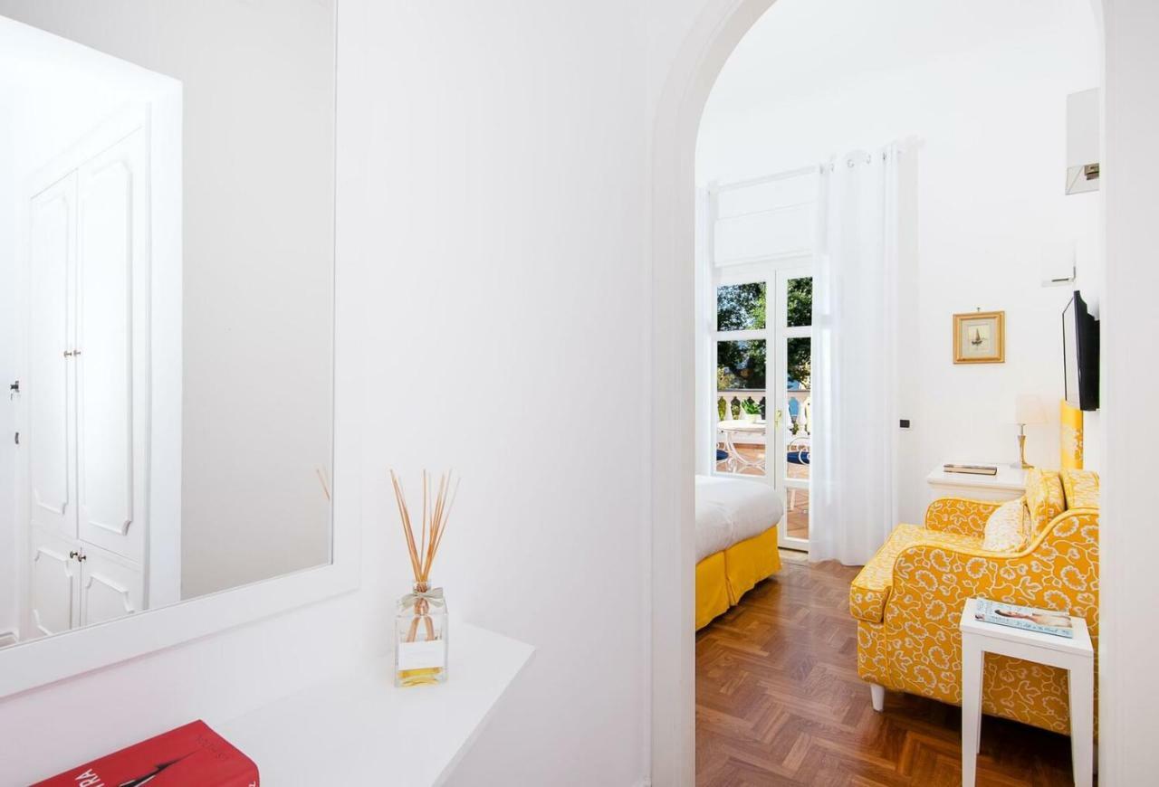 Habitación Doble Superior con balcón y vista parcial al mar