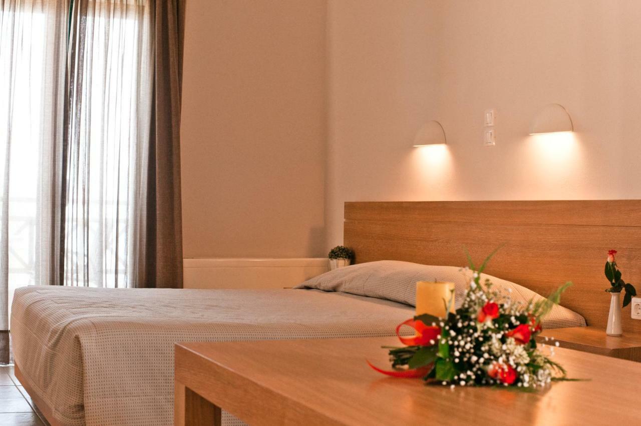 Doppel-/Zweibettzimmer mit Poolblick