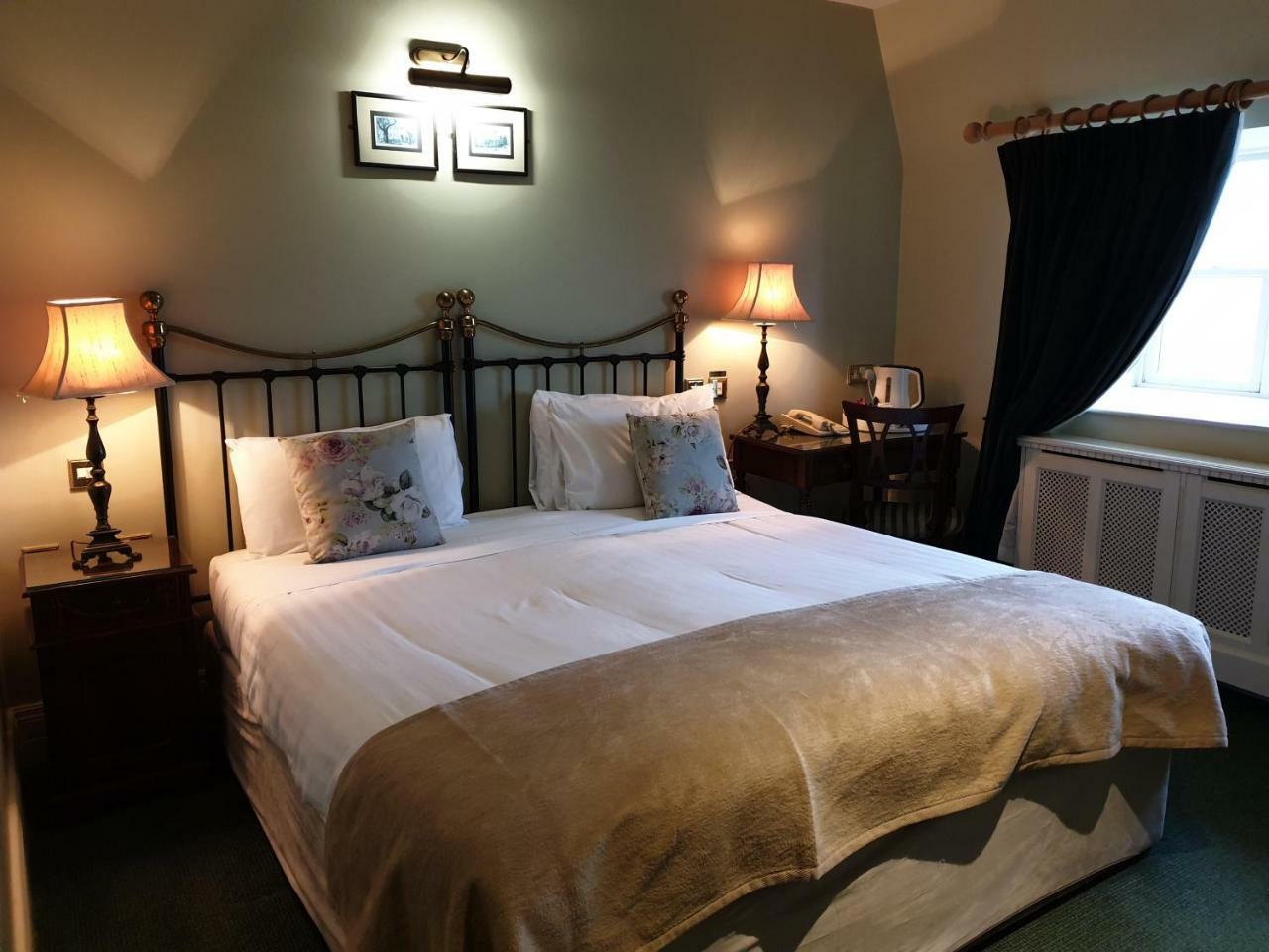 Habitación con cama extragrande.