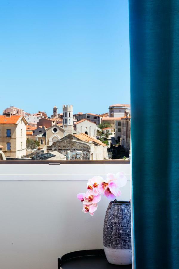 Junior Suite mit Balkon – Blick auf die Oberstadt, die Klippen und das Meer
