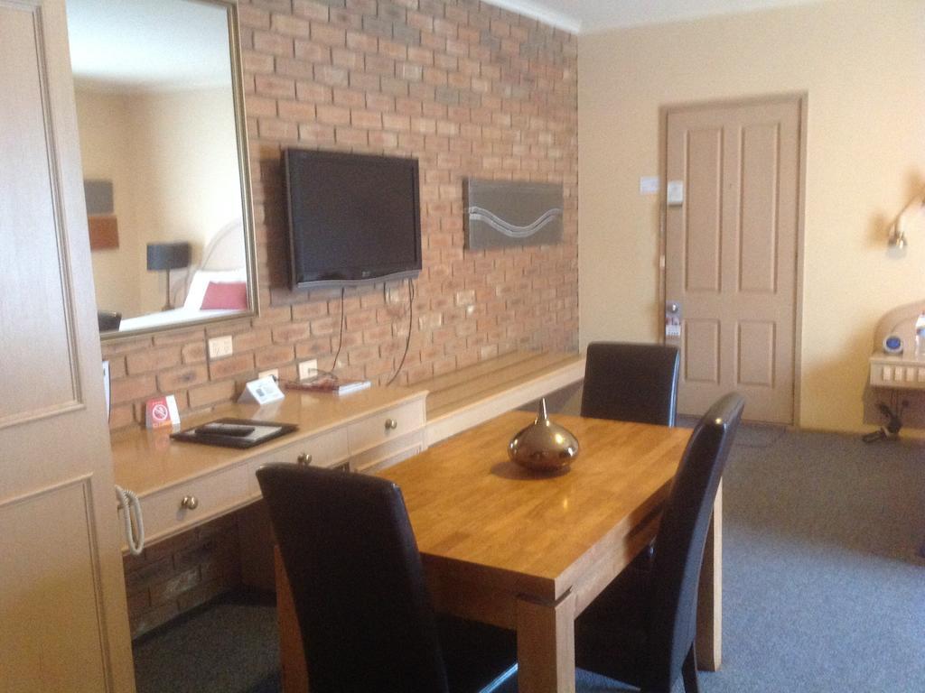 Deluxe Queen Room with Two Single Beds