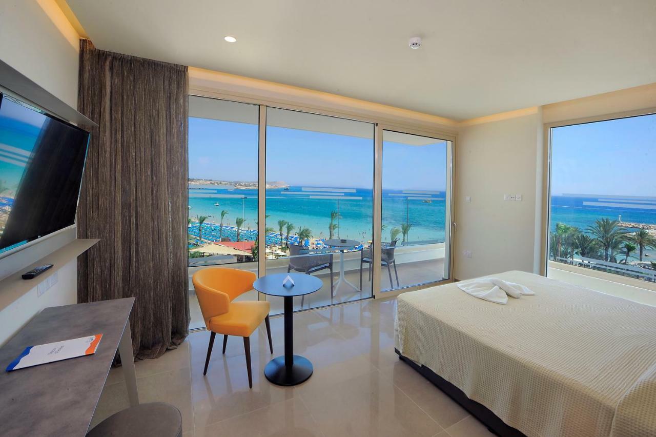 Suite de lujo con vistas al mar y bañera de hidromasaje