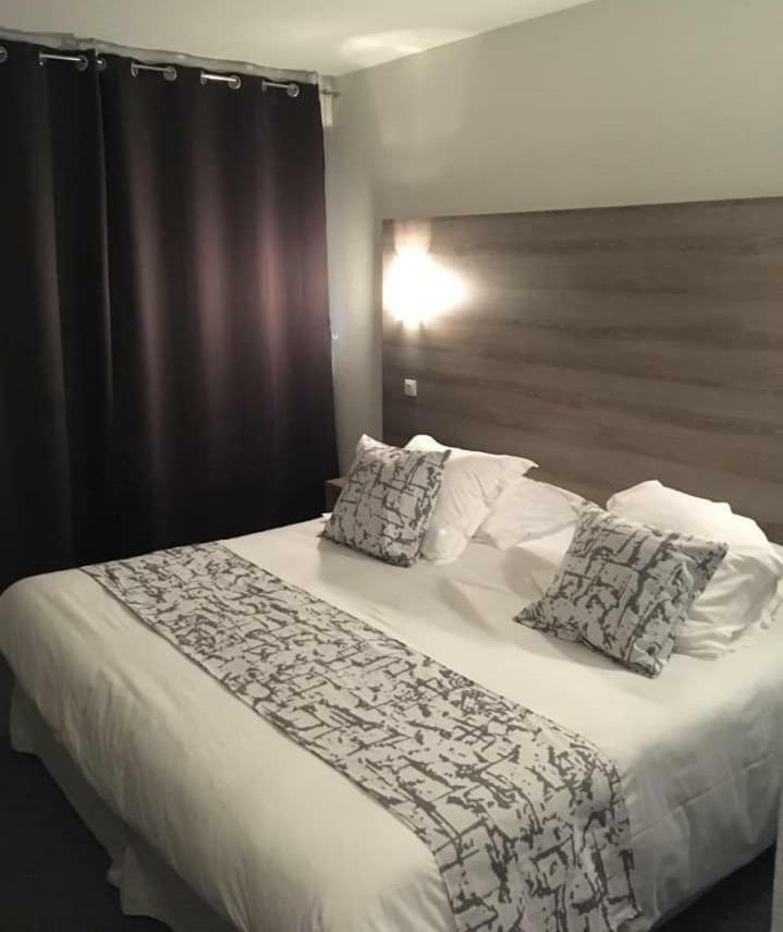 Habitación con cama extragrande y vistas a la piscina