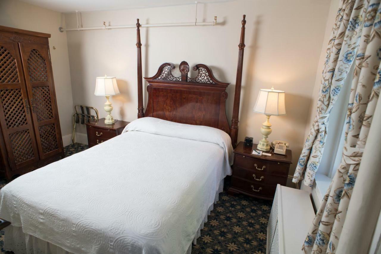 Deluxe Main Inn Room with One Queen Bed