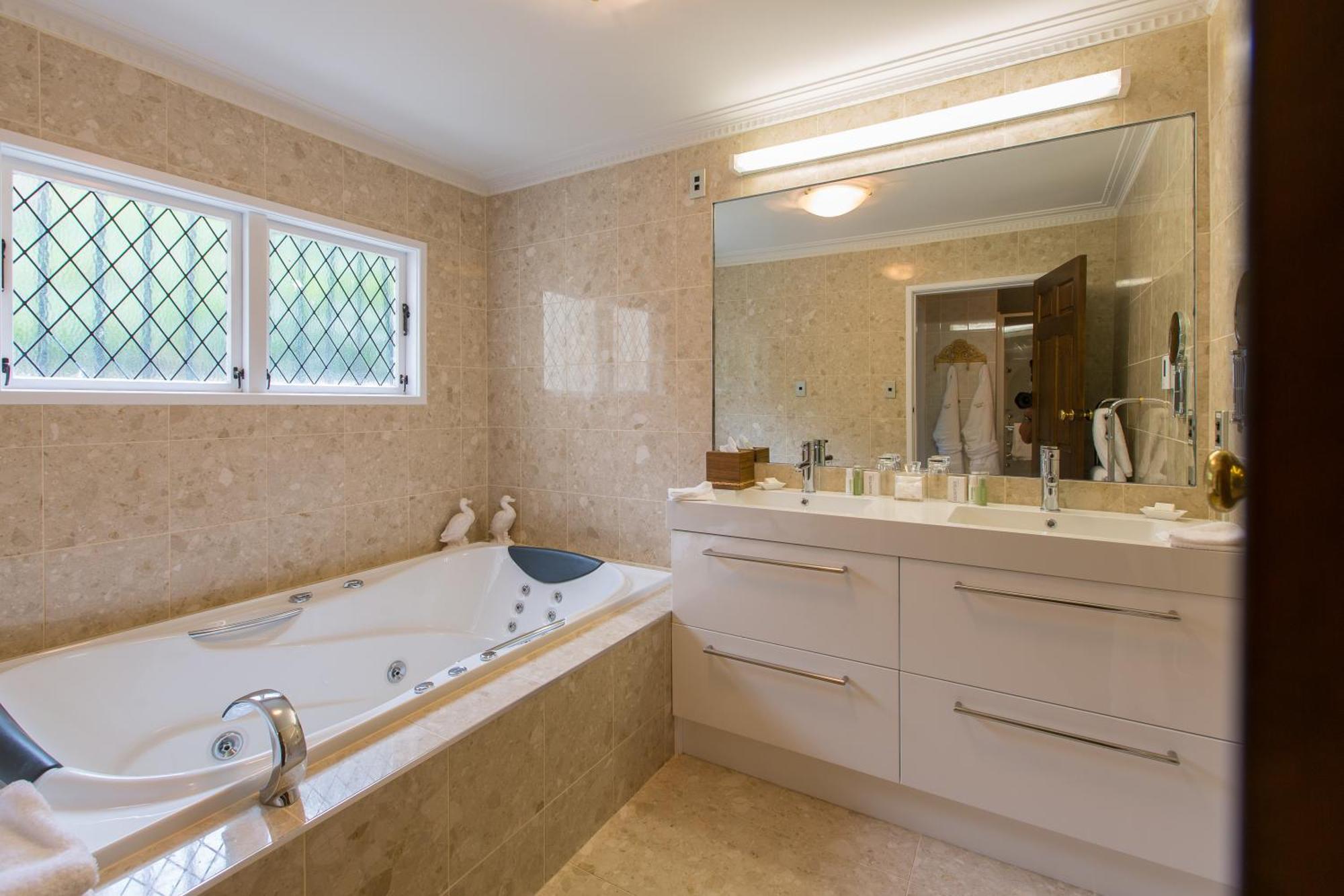 Lake View Lodge Suite