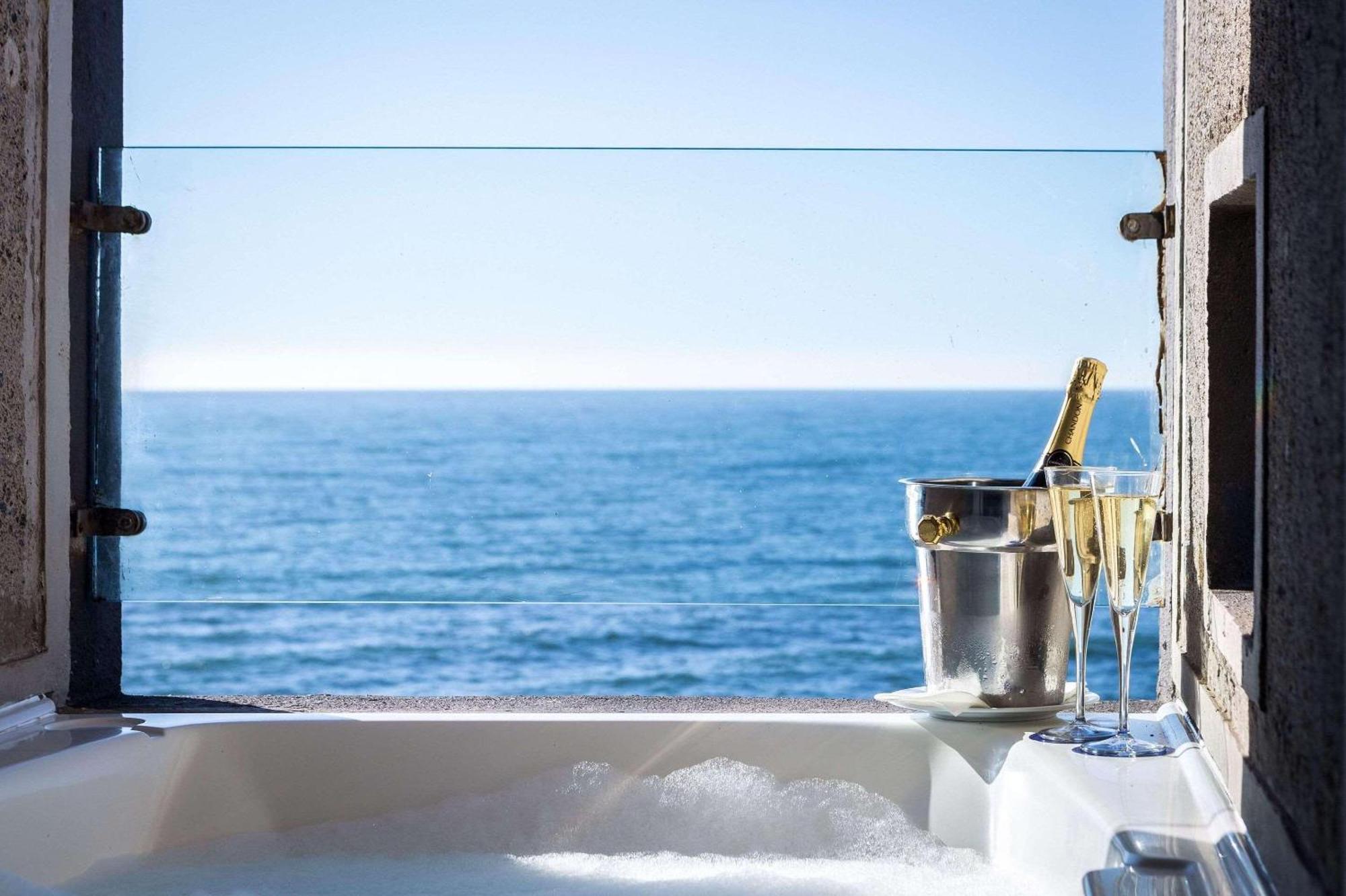 Suite con cama extragrande y vistas al mar