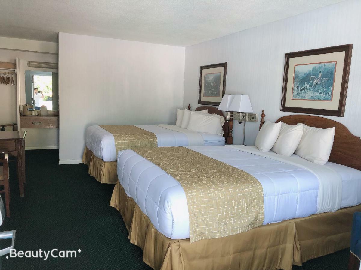 Queen Room with Two Queen Beds - Non-Smoking