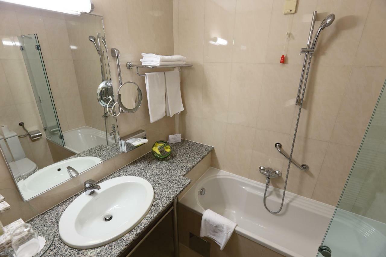 Tweepersoonskamer met 1 tweepersoonsbed of 2 aparte bedden, balkon en uitzicht op het meer