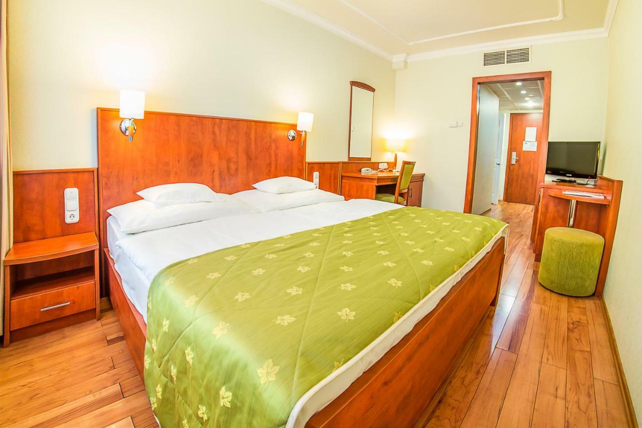 Standard Zimmer mit Queensize-Bett und ohne Balkon – Hauptgebäude