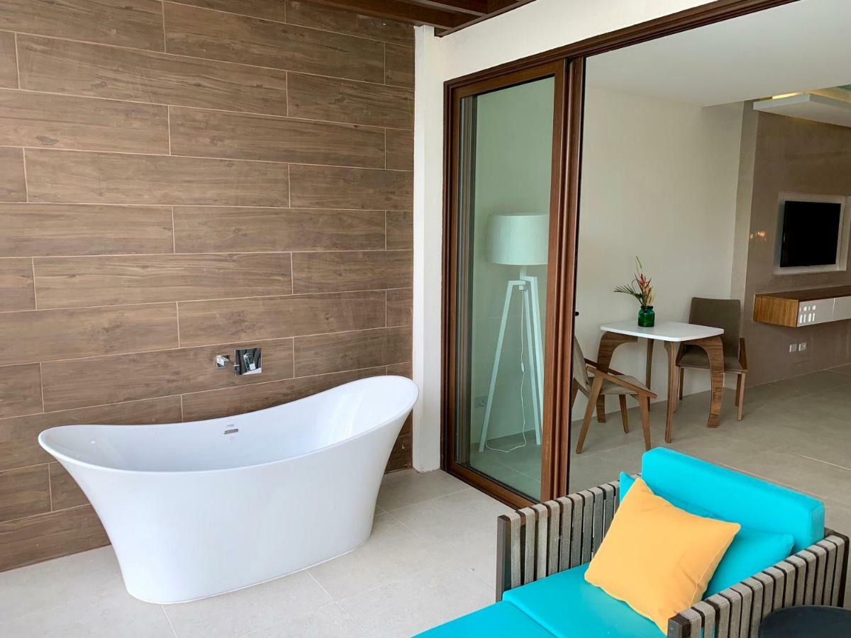 Junior Suite Ocean View Tub King Bed