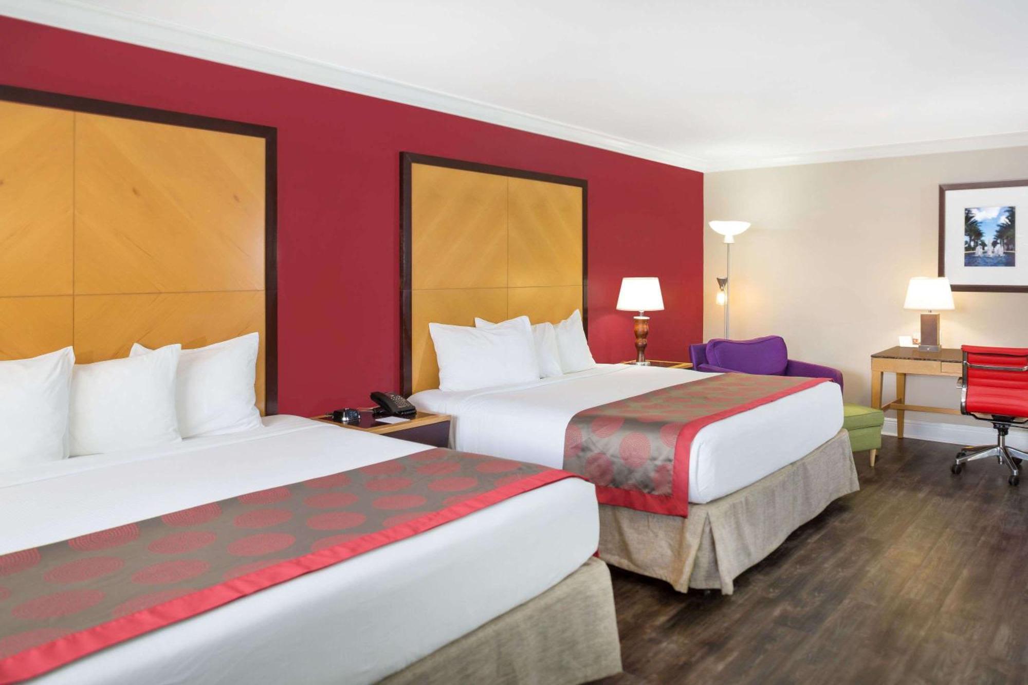 Deluxe King Room with Pool View - Non-Smoking