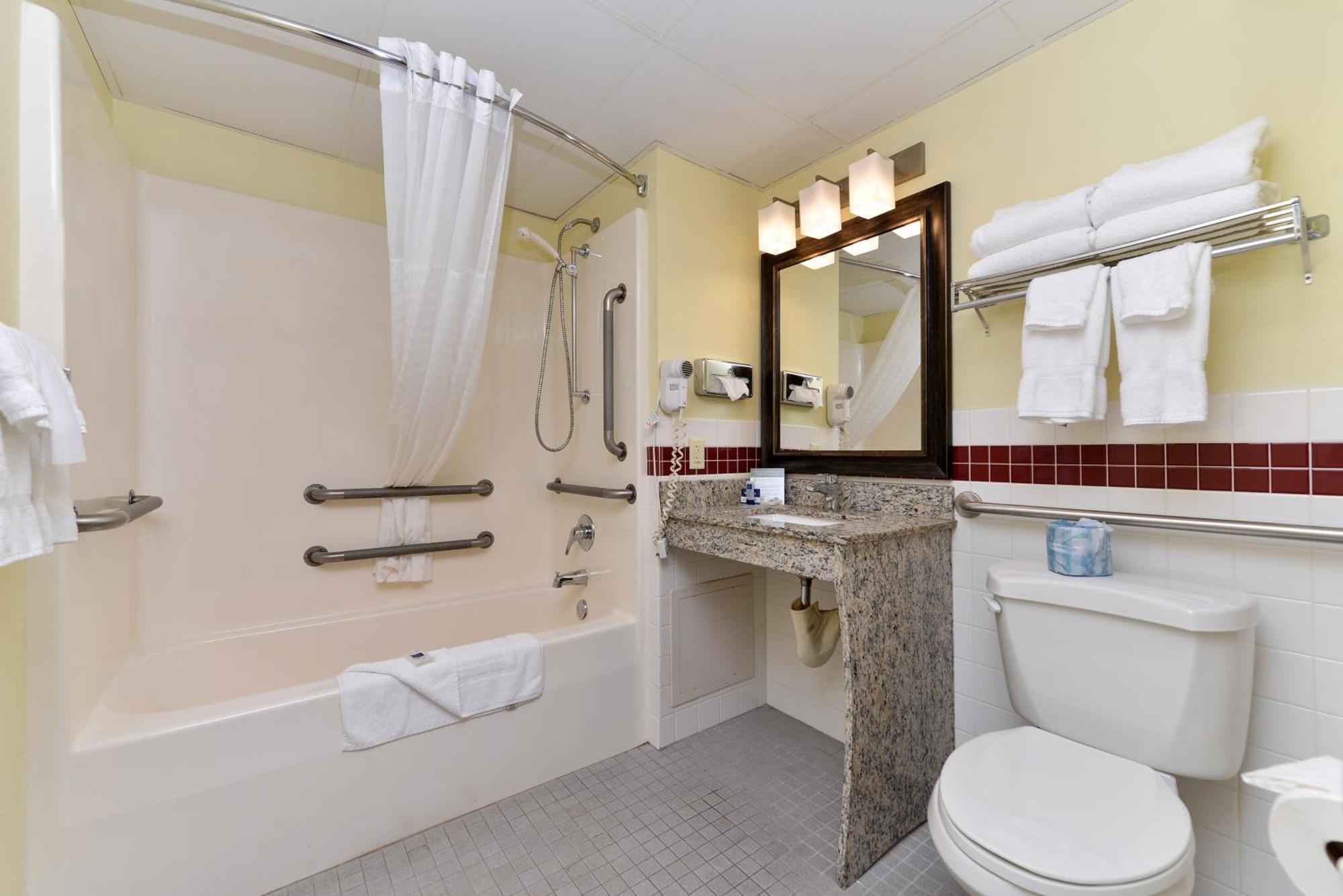 Deluxe Queen Room Two Queen Beds Roll shower Mobility Accessible or Non-Smoking,1281283597:JPEG