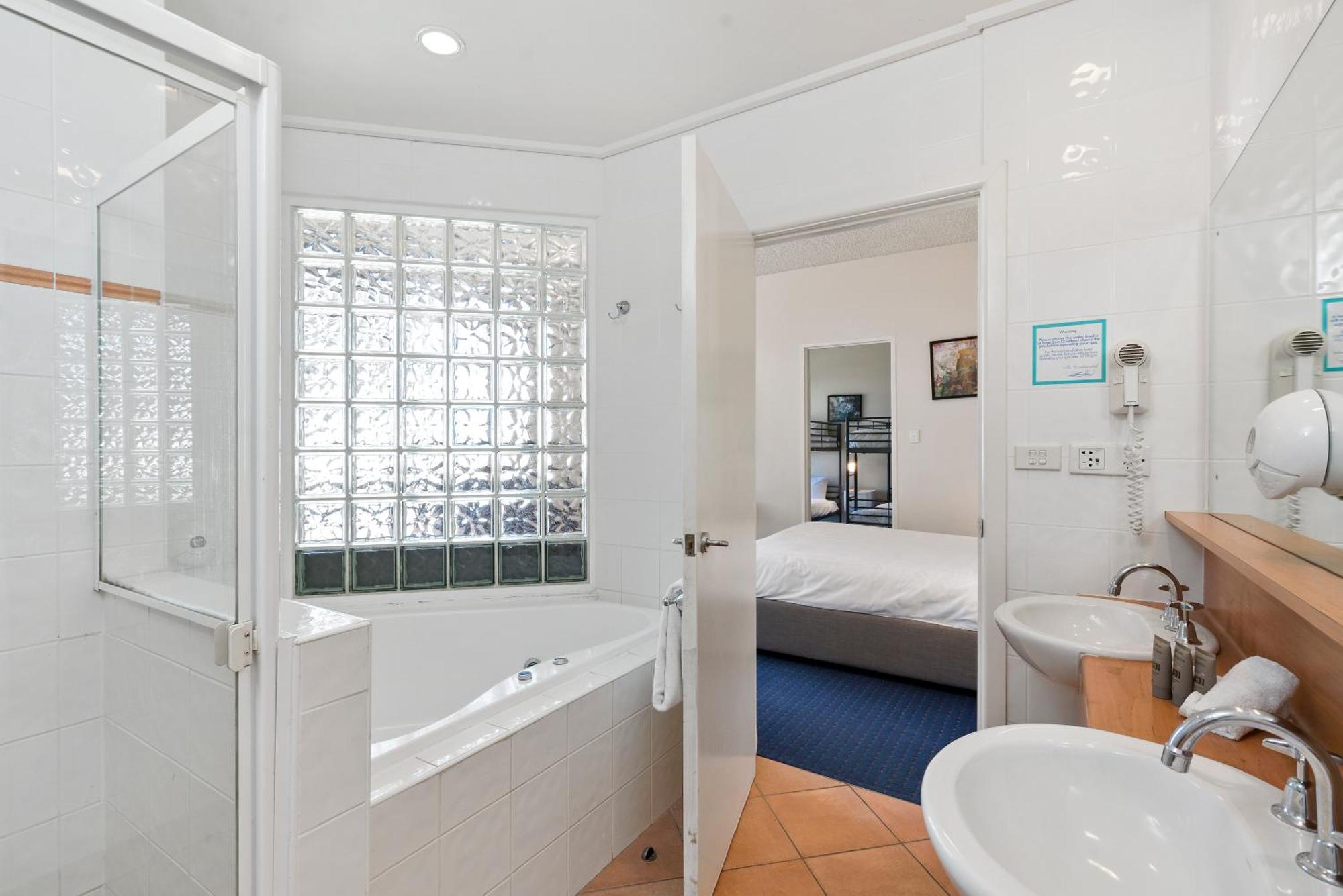 Spa-Zimmer mit Blick auf die Bucht