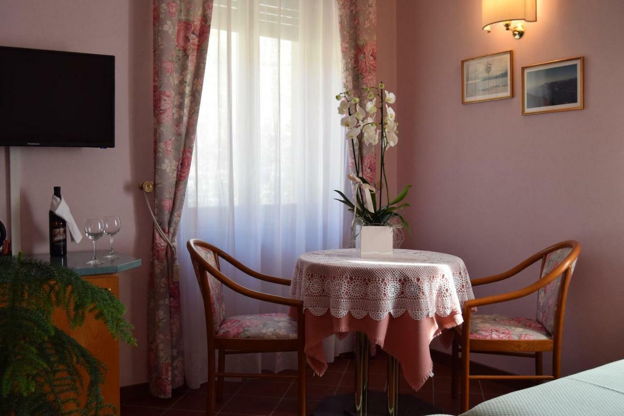 Double or Twin Room with Partial Sea View