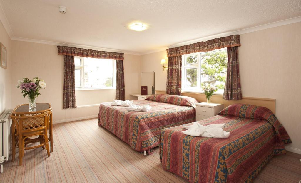 Family Room (2 Adults + 1 Child)