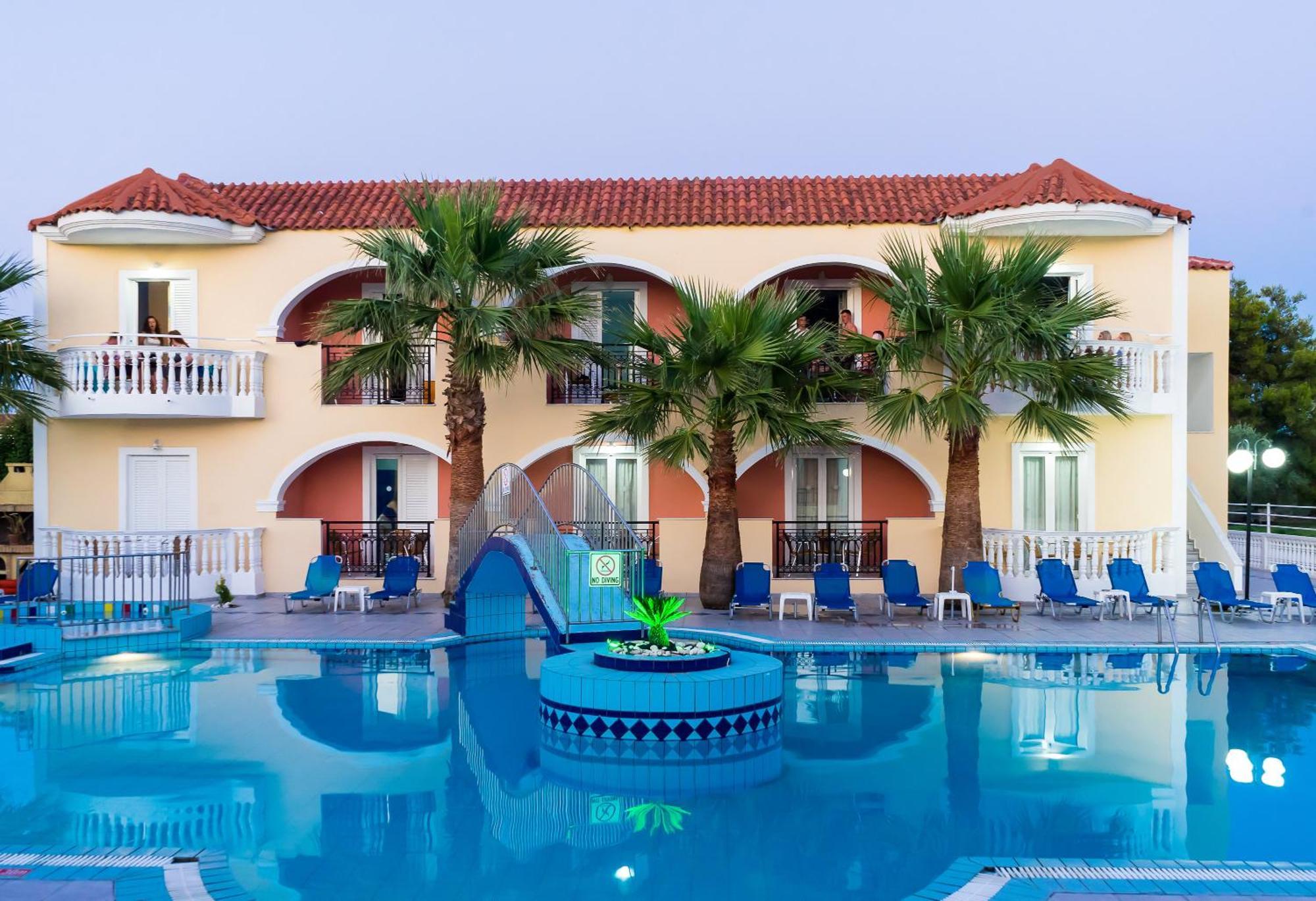 Apartment with Pool View