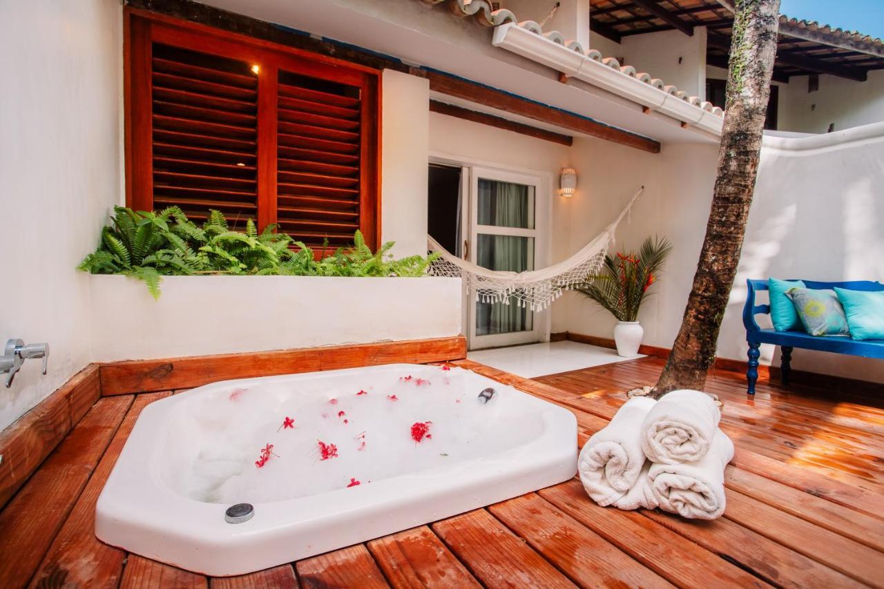 Suite con bañera de hidromasaje y cama grande