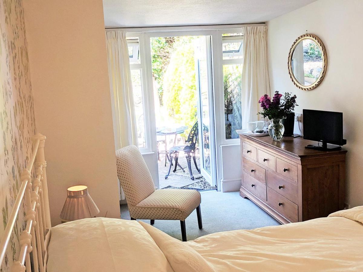Habitación con cama extragrande y vistas al jardín