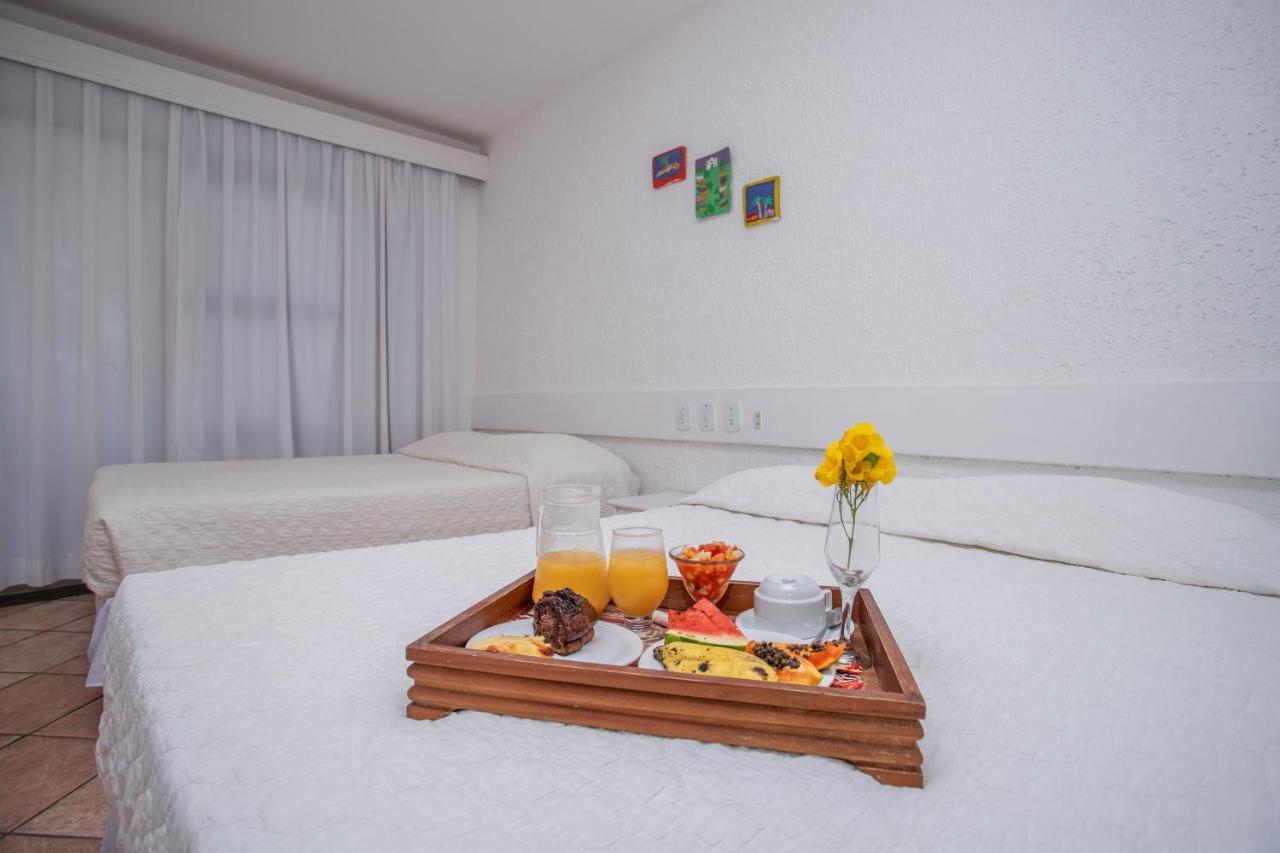 Suite con cama grande y vistas a la piscina