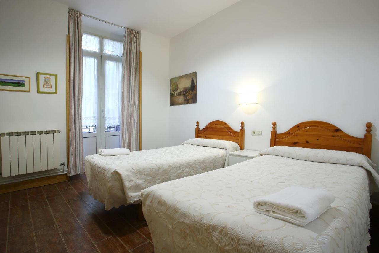 Habitación Doble con cama supletoria y baño compartido - 2 camas