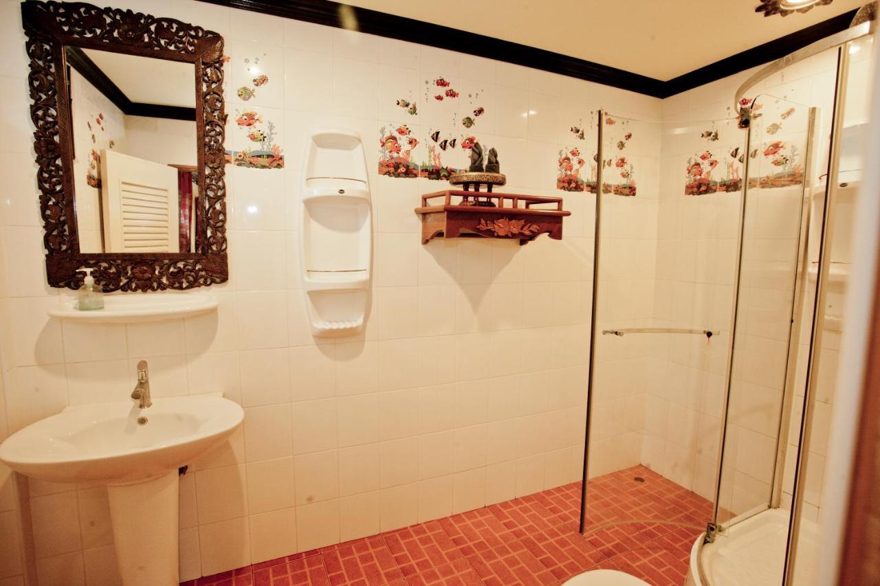 Habitación con cama grande y balcón
