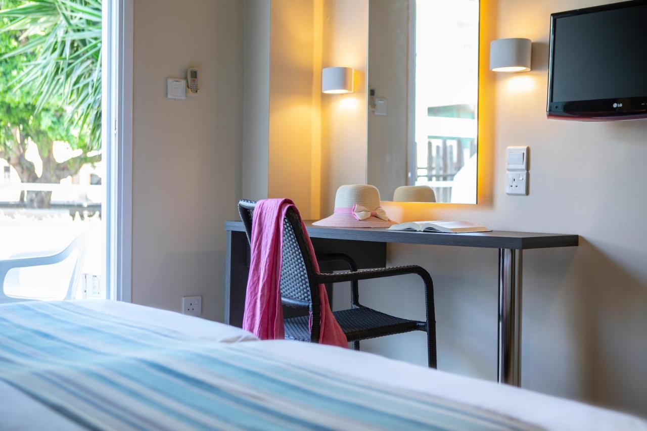 Doppel-/Zweibettzimmer mit Poolblick