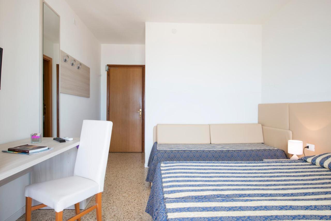 Camera Tripla con Balcone e Vista Mare