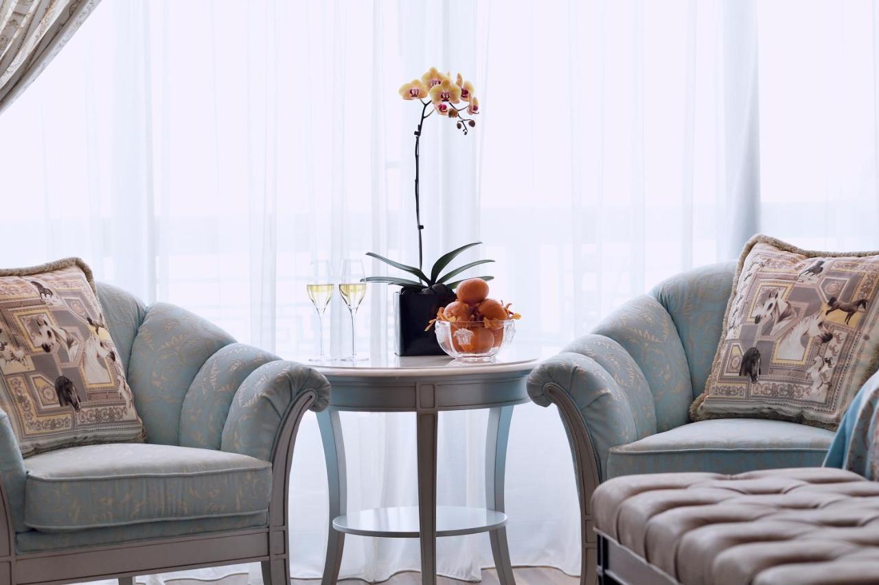 Premier Versace Room Creek View Guaranteed Upgrade to next room type 4pm Late Check-out subj to availability F&B excl Q's Brunch room dining Spa Buy 1 1 subj to availability valid until 30-09-2026 excl public holida