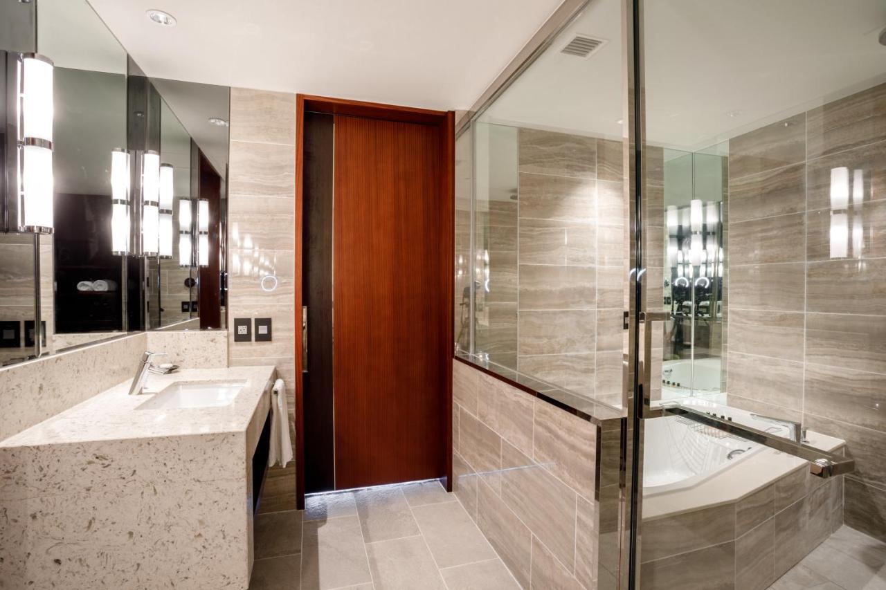 Camellia Suite with Club Lounge Access