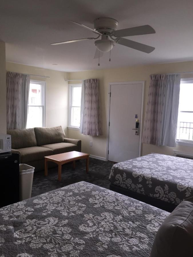 Lakefront 2 Queens and Sleeper Sofa