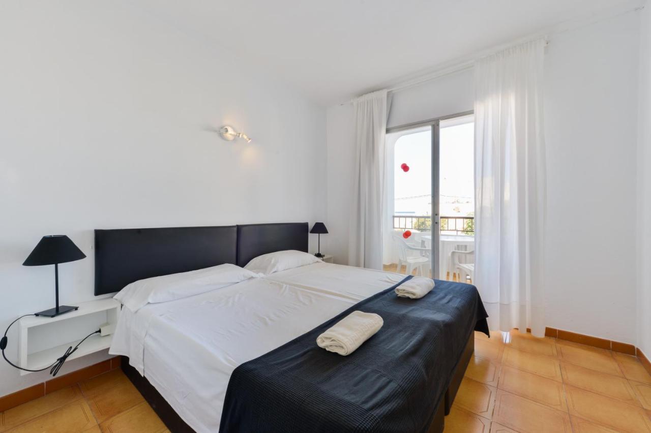Apartamento con terraza y vistas parciales al mar