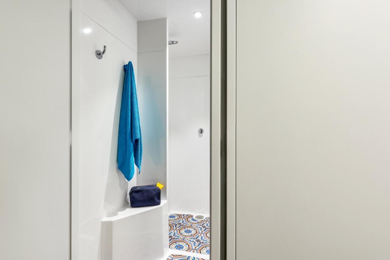 Slaapzaal met 6 Bedden en een Gedeelde Badkamer