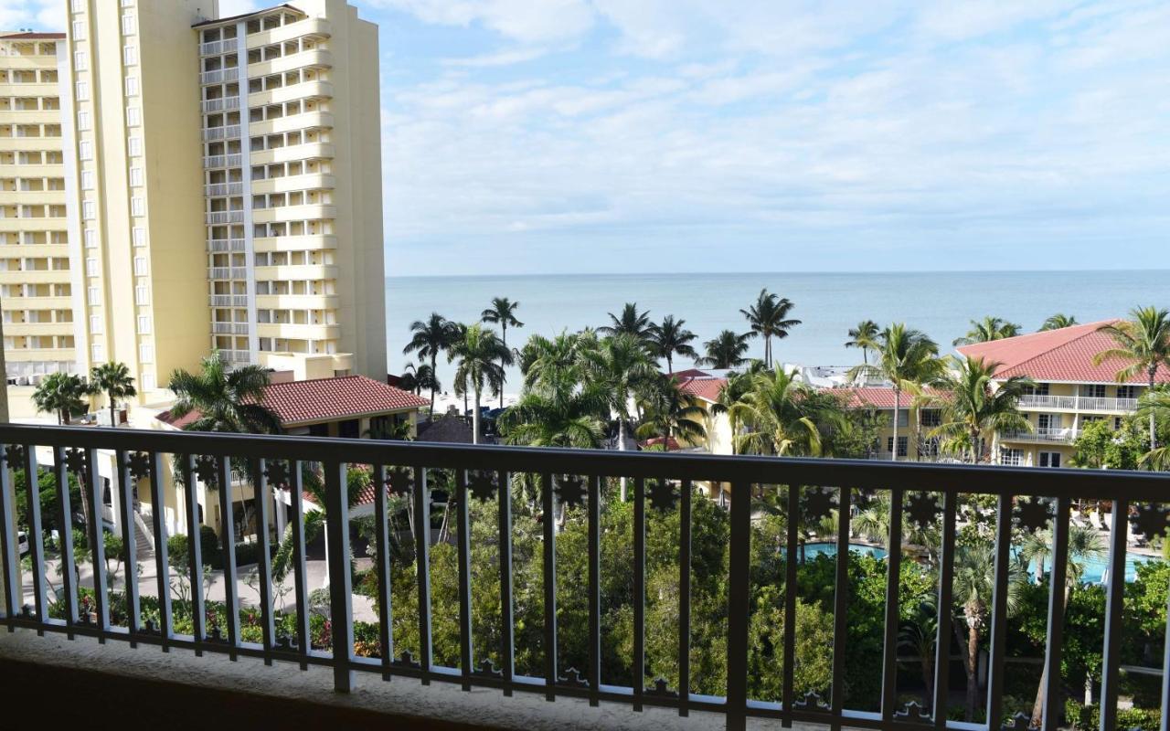 Junior Suite mit Kingsize-Bett und Blick auf die Bucht
