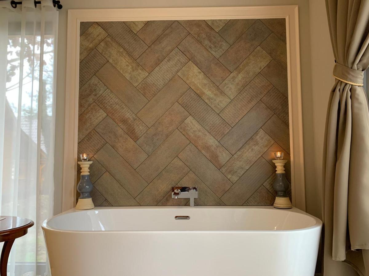 Garden room with Bathtub