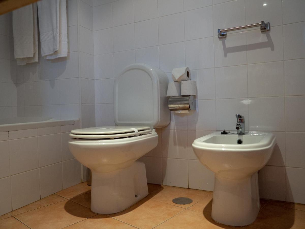 Superior tweepersoonskamer met 2 aparte bedden, een balkon en uitzicht op het zwembad.