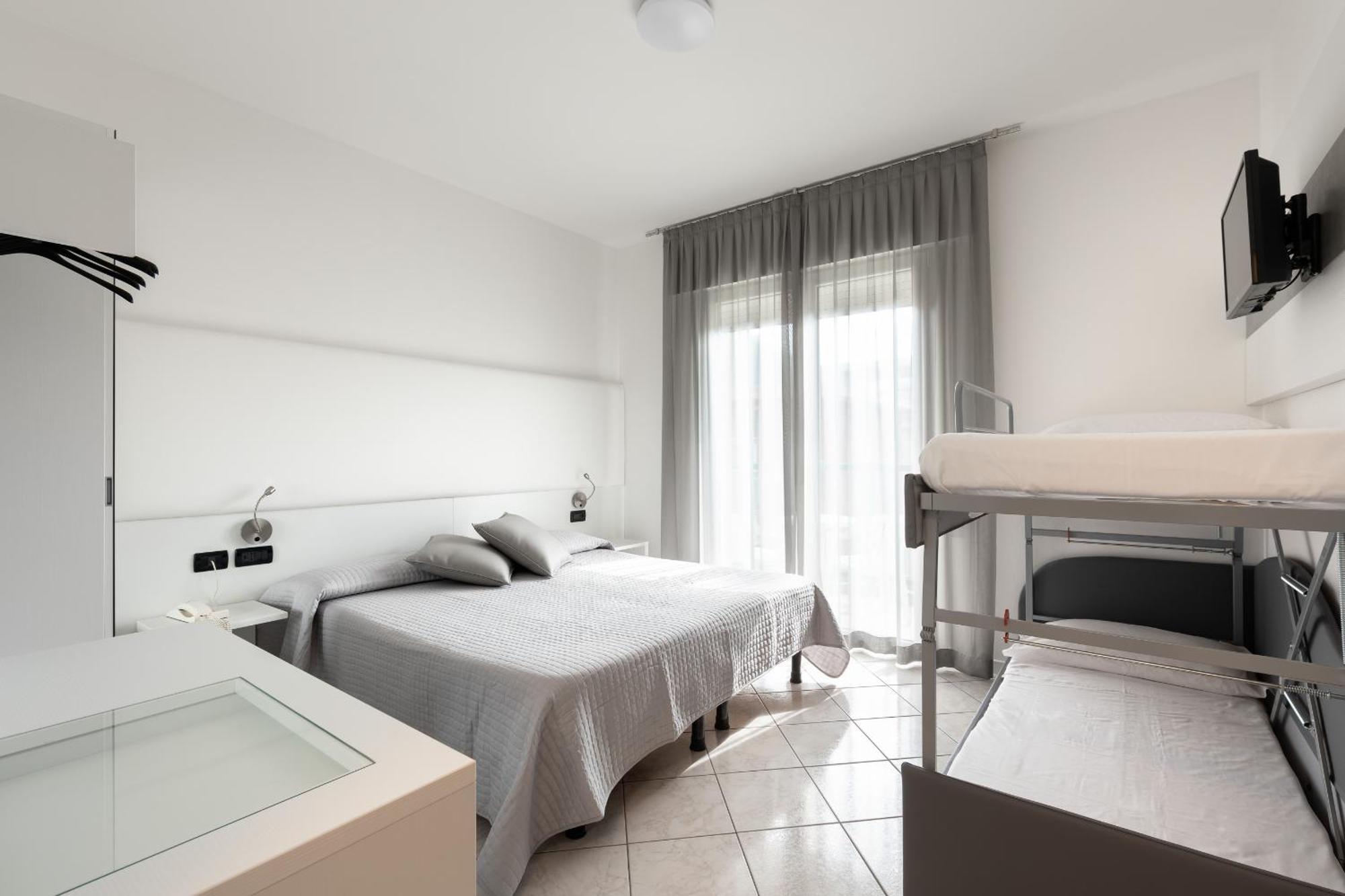 Deluxe Quadruple Room,1416025857:JPEG