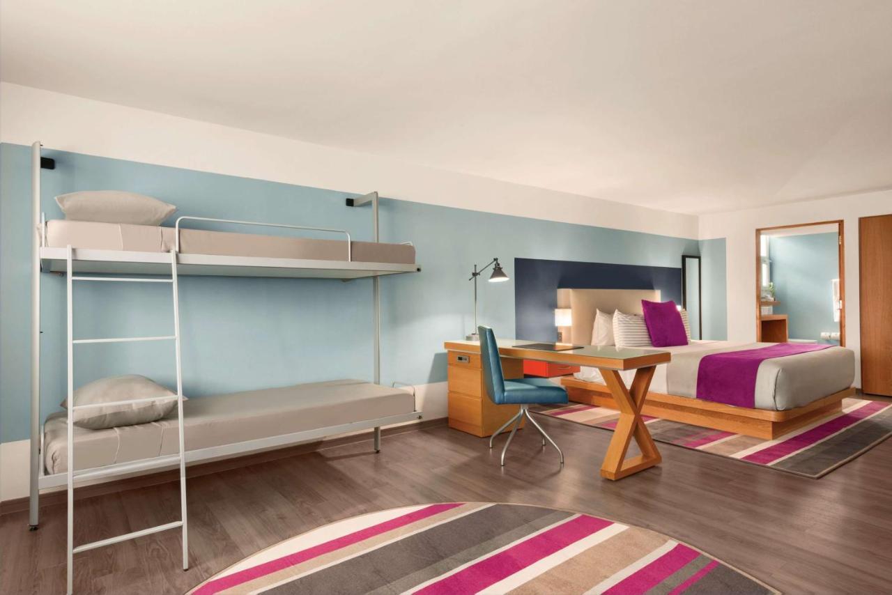 Suite Familiar con 1 cama extragrande y 2 literas