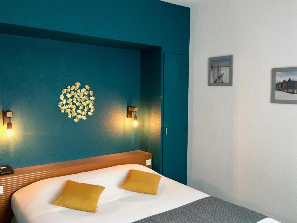 Zimmer mit Kingsize-Bett und Gartenblick.