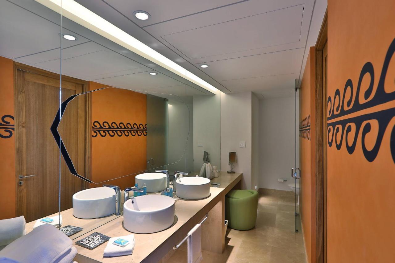 Habitación Premier con cama grande, balcón y vistas al mar