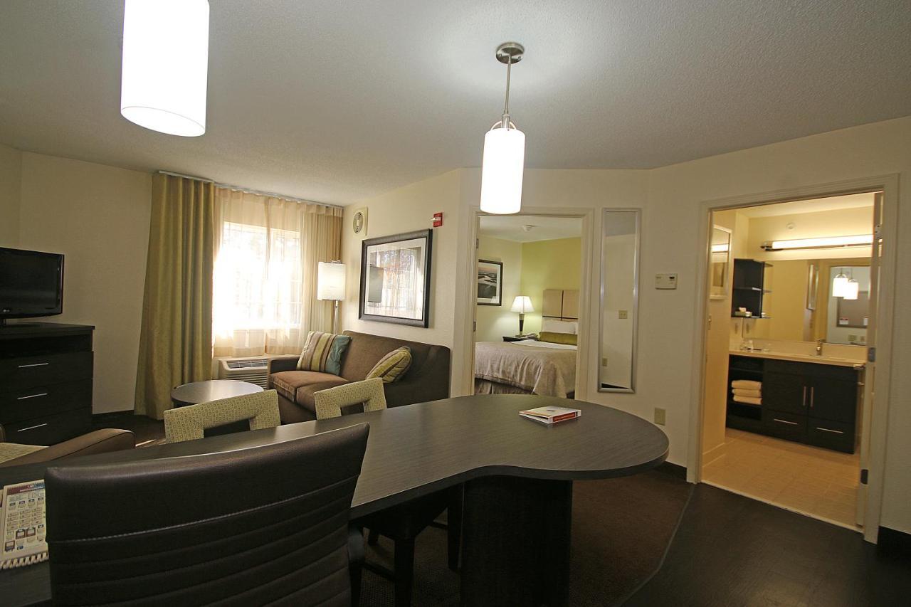 One-Bedroom Queen Suite