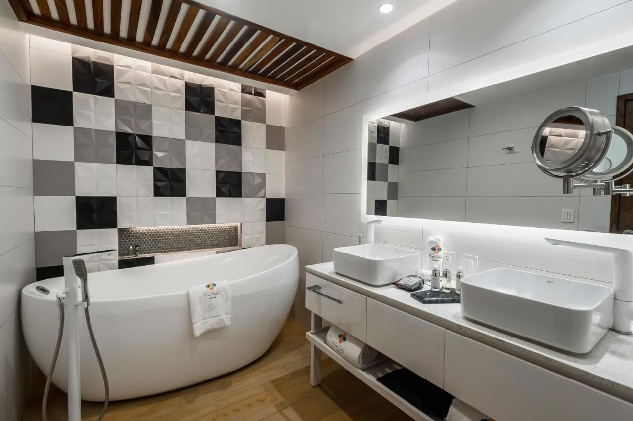 Deluxe Suite Spa Bath,983479453:JPEG