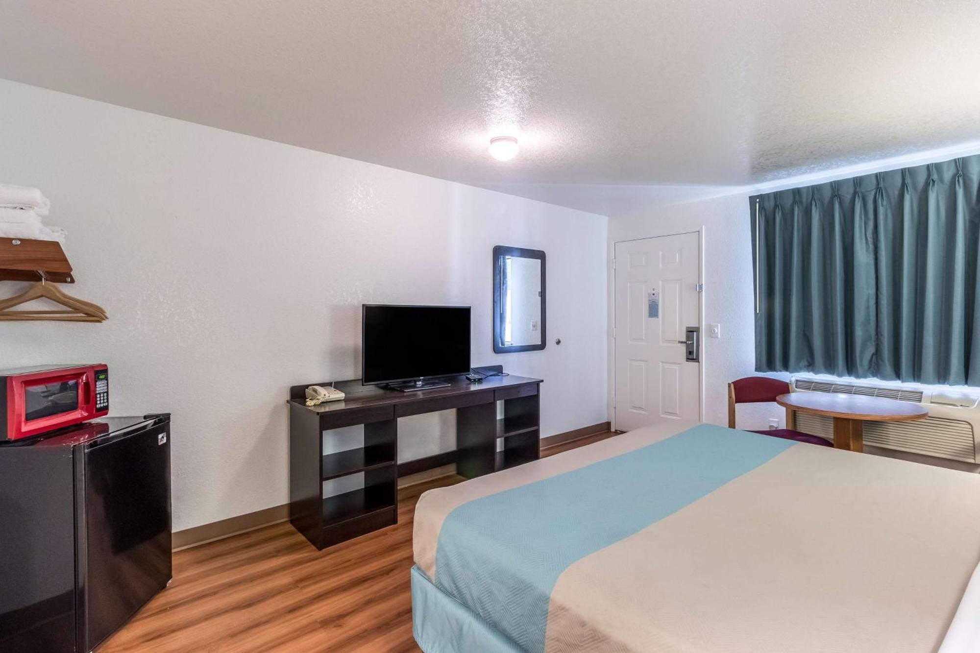 Deluxe Queen Room with Two Queen Beds - Non-Smoking