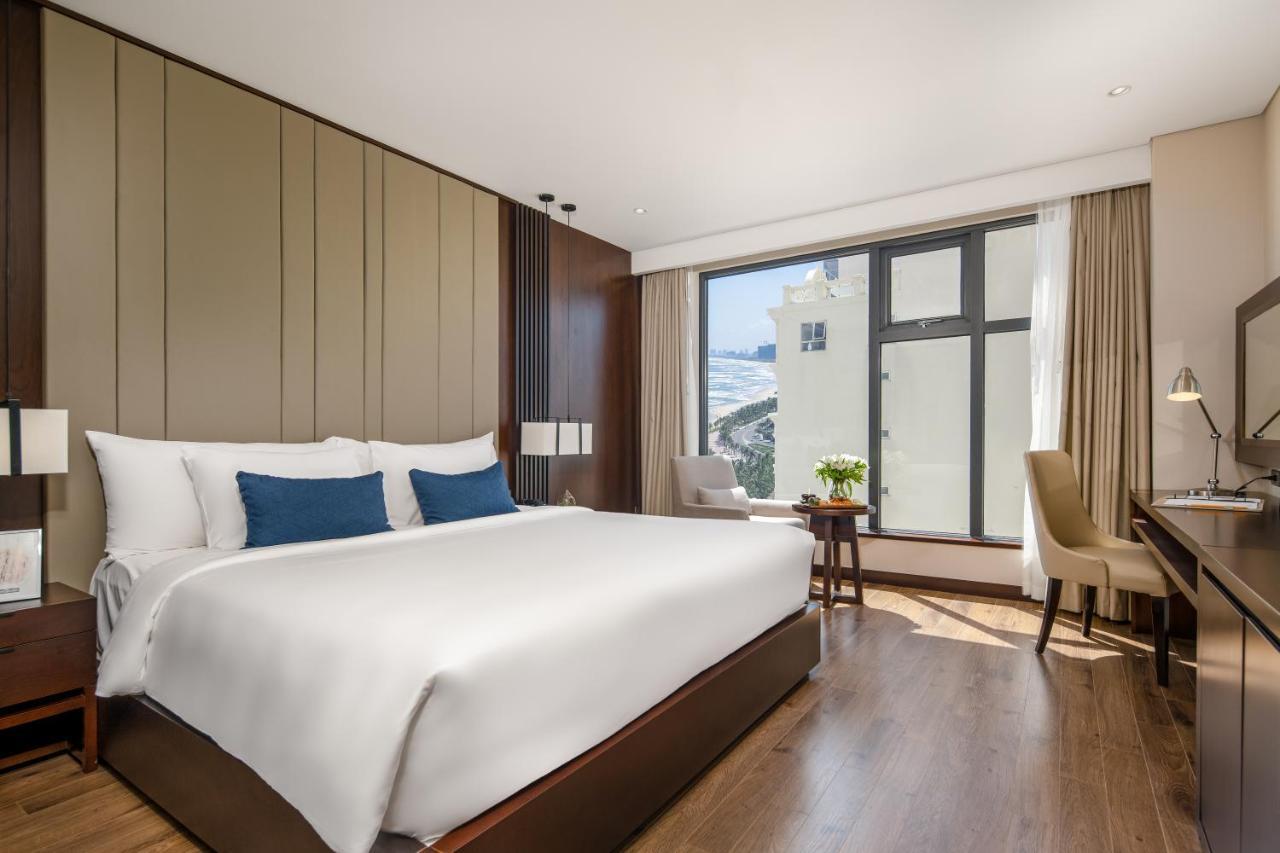 Premier Deluxe King with Partial Sea View